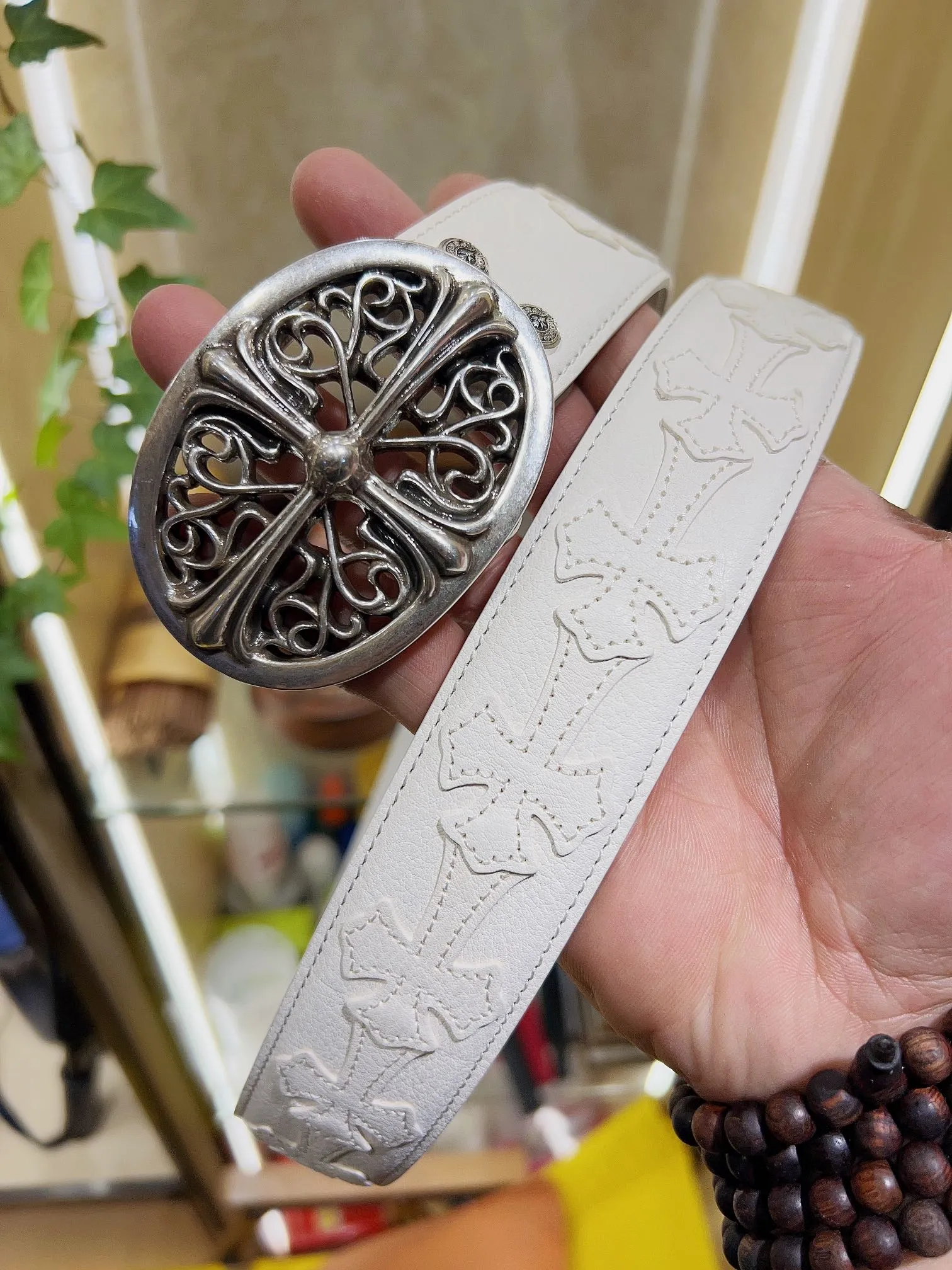 💰760💰Full package💰 💍Purchase level 𝐂𝐡𝐫𝐨𝐦𝐞𝐇𝐞𝐚𝐫𝐭𝐬Cro Heart ⚡️🌹Size Width 3.8cm⚡️🌹Vine Guardian White Cross Belt "Removable Style" Fusion of gothic style rock punk street hip hop Material ⚡️🌹Original waxed cowhide and 💯brass buckle plated with 925 silver (fidelity) What you see